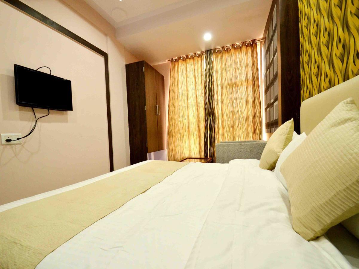 Oyo 2403 Hotel Aamantran Avenue Удджайн Экстерьер фото